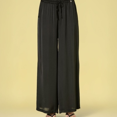 Calças largas negras com cintura ajustável e sandálias pretas