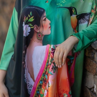 Camisola estampada colorida com imagem de mulher e beija-flor em fundo verde e laranja