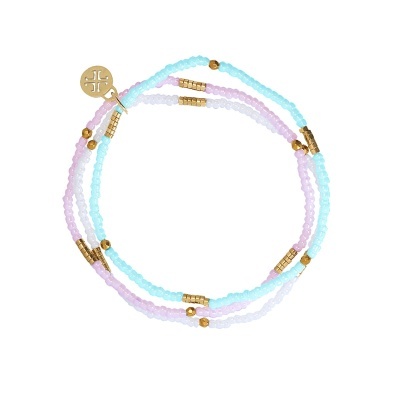 Pulseira múltipla de contas azul, lilás e branca com detalhes dourados