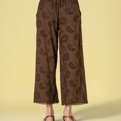 Calças largas castanhas bordadas com pompons na bainha e elástico na cintura