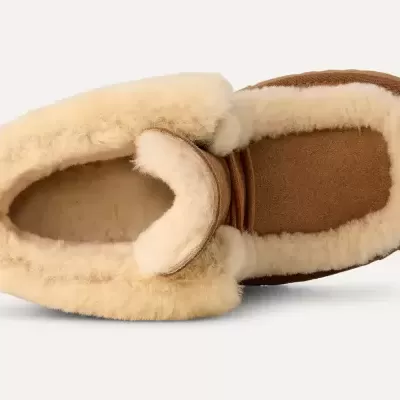 Pantufa castanha com interior felpudo claro vista de cima