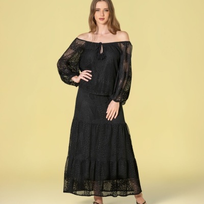 Vestido longo preto com padrão rendado e sandálias pretas
