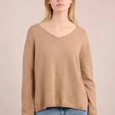 Camisola castanha clara de malha com gola em V e mangas compridas