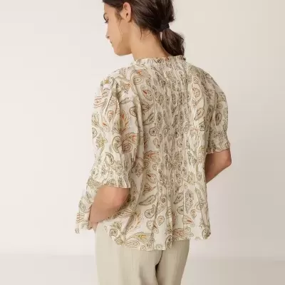 Blusa feminina estampada com padrão floral e folhagem em tons castanho, verde e laranja