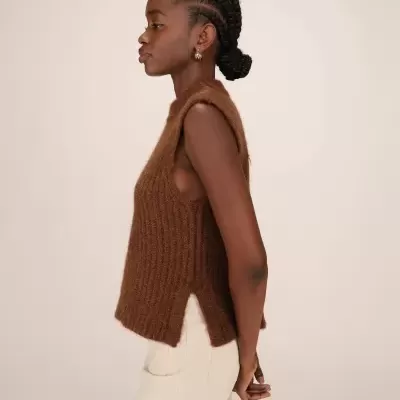 Top castanho em malha canalé sem mangas com calças claras