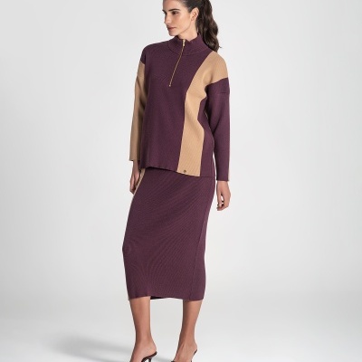 Conjunto de malha castanha e bege com saia comprida e camisola de fecho dourado no pescoço