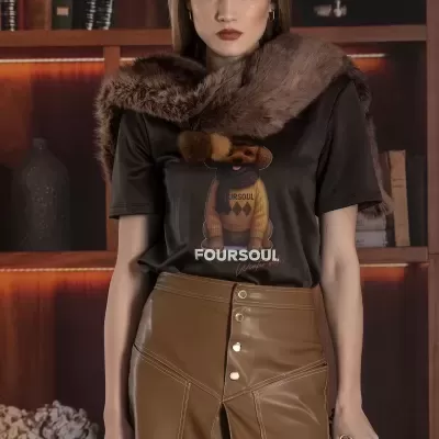 Modelo vestindo t-shirt preta com estampa de cão e saia de couro castanha em ambiente com estantes de livros