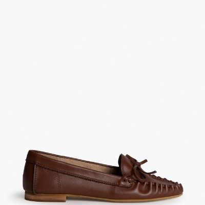 Mocassim feminino em pele castanha com laço e sola fina