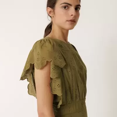 Vestido verde-oliva com bordados e mangas onduladas em tecido bordado