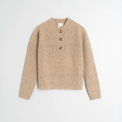 Camisola bege de malha com botões frontais e manga comprida