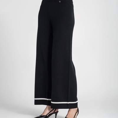 Calças largas pretas com risca branca na barra