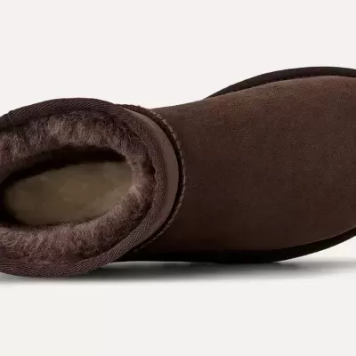 Bota castanha em camurça com interior peludo vista de cima