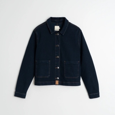 casaco curto de ganga azul escura com bolsos frontais em fundo branco