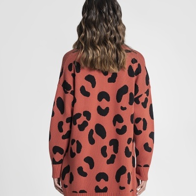 Suéter oversized com padrão animal print preto e fundo terracota, visto de costas