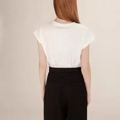 mulher de costas com t-shirt branca e calças pretas