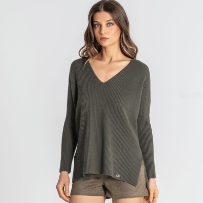 Camisola verde-oliva canelada e calções castanhos de camurça em modelo feminino