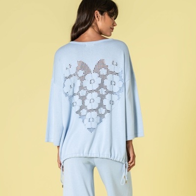 Conjunto de pijama azul claro com camisola de manga larga e coração em crochet floral nas costas