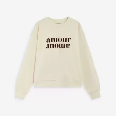 Sweatshirt bege clara com palavra amour estampada ao centro