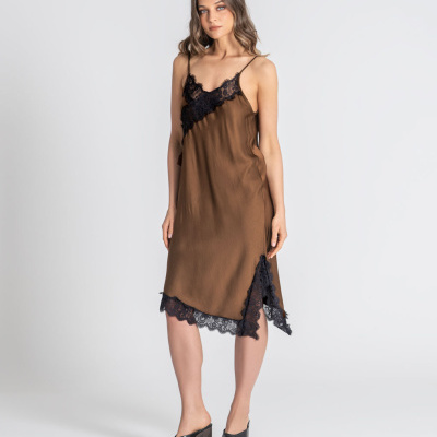 Vestido castanho com renda preta, alças finas e sapatos pretos