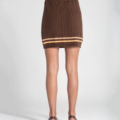 Saia curta de malha castanha com riscas horizontais em bege e castanho