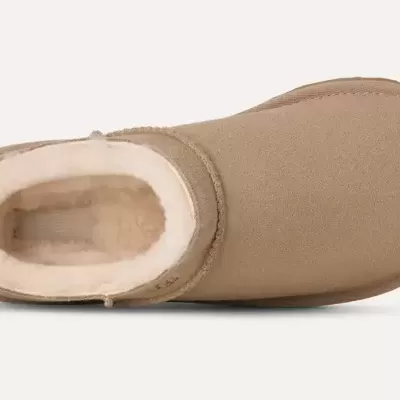 Bota bege forrada a pelo vista de cima