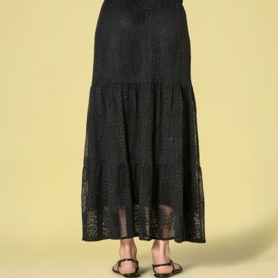 Saia preta comprida rendada vista de costas