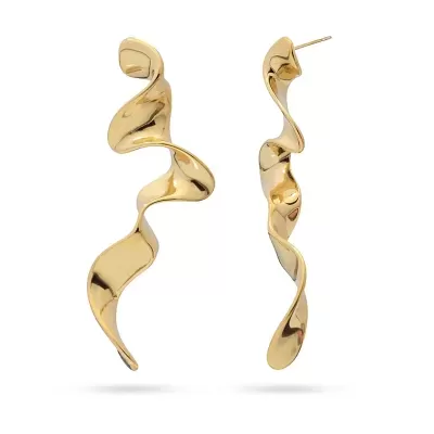 Brincos dourados ondulados de metal em fundo branco