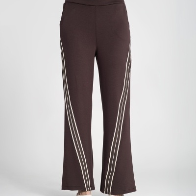 Calças largas castanhas com riscas brancas verticais duplas