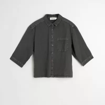 Camisa cinza escuro com bolso e botões