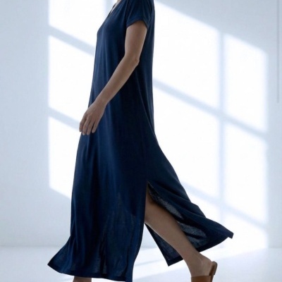 Vestido longo azul com mangas curtas e fenda lateral com sandálias castanhas