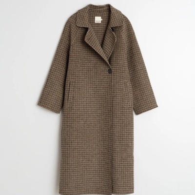 Casaco comprido xadrez castanho e bege com botão único e gola de lapela