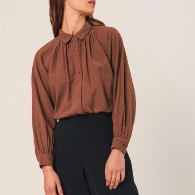Blusa feminina castanha de manga comprida com botões e gola clássica