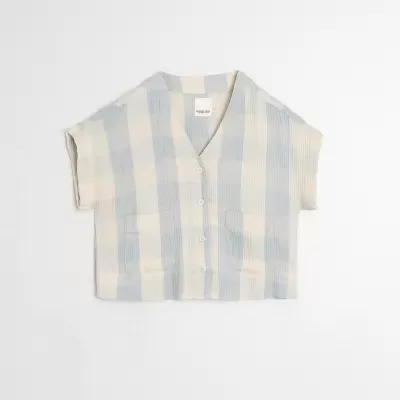 Blusa às quadrados azul claro e bege com botões brancos