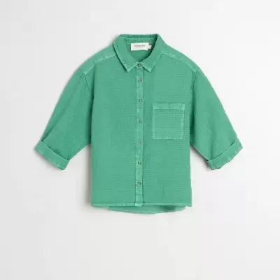 Camisa verde com padrão xadrez e bolso no peito sobre fundo branco