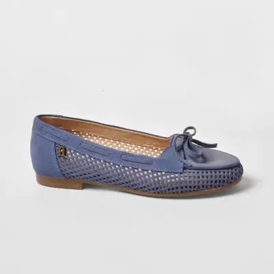 Sapato mocassim azul com textura vazada e laço.