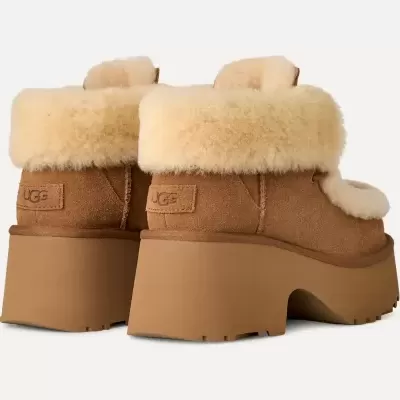 Botas UGG castanhas com pelo bege e sola grossa