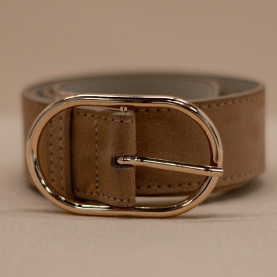 Cinto castanho em couro com fivela dourada oval