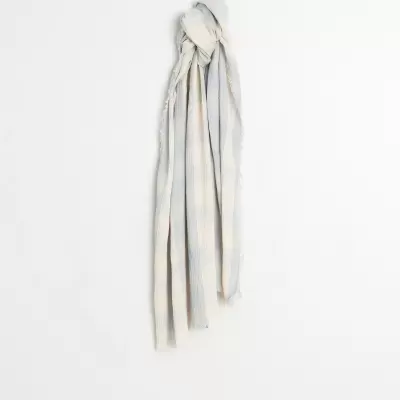 Lenço aos quadrados azul claro e bege pendurado