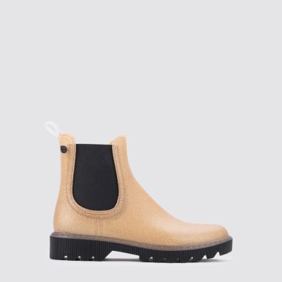 Bota Chelsea bege com sola preta e detalhes elásticos pretos