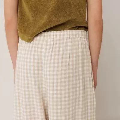 Calças largas xadrez bege e branco com parte superior castanha texturizada