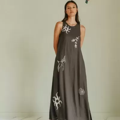 Vestido comprido castanho escuro com bordados brancos e chinelos pretos