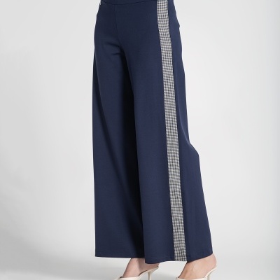 Calças largas azul escuro com faixa xadrez nas laterais em modelo