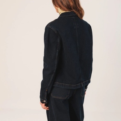 Casaco de ganga azul escuro visto de costas