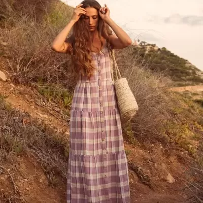 Vestido longo quadrado lilás bege branco com botões, mulher ao ar livre com bolsa de palha
