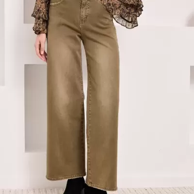 Calças largas castanhas com blusa floral e botas pretas