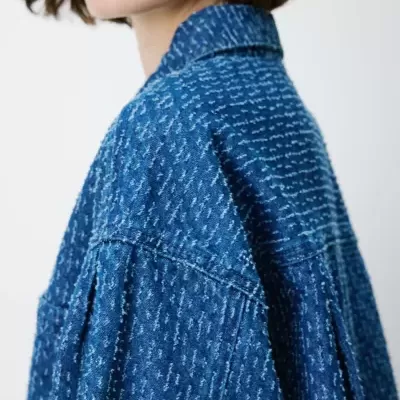 Casaco azul texturizado com gola vista de perfil