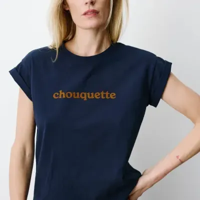 T-shirt azul escura com texto chouquette em laranja