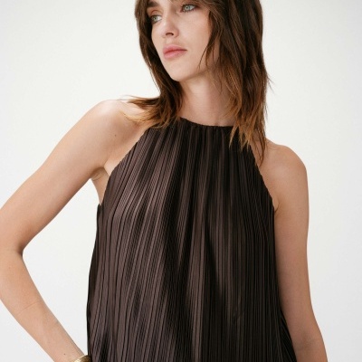 Blusa feminina plissada castanha escura com decote halter em fundo branco