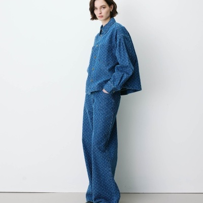 Conjunto de ganga azul com padrão cinzento claro em modelo feminino