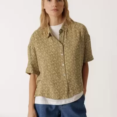 Camisa verde-oliva de manga curta com padrão branco floral